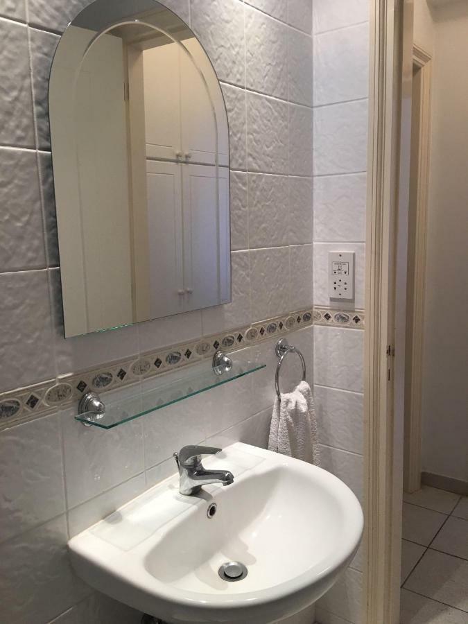 Limnaria Gardens - Modern 1 Bed, Walk To Beach & Shops Пафос Екстериор снимка