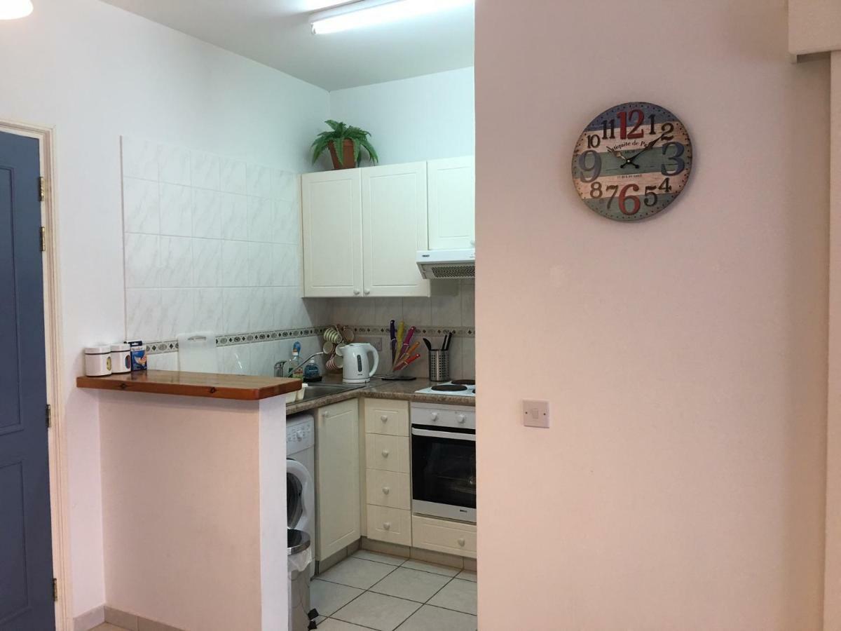 Limnaria Gardens - Modern 1 Bed, Walk To Beach & Shops Пафос Екстериор снимка